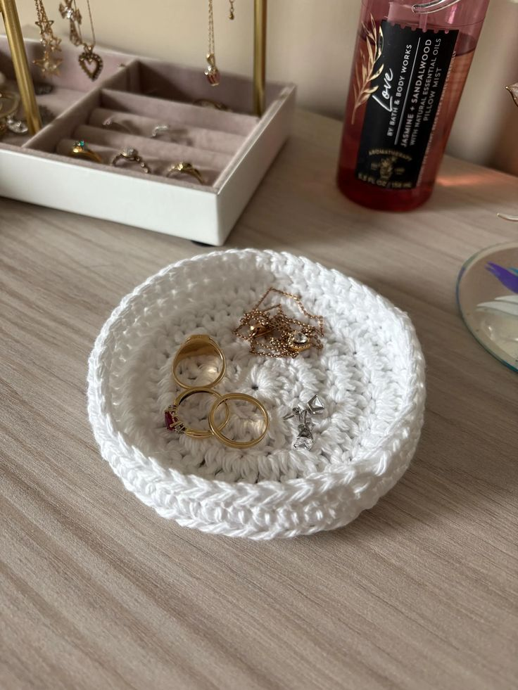 12 DIY Crochet Ring Holder Free Patterns ⋆ GreatThingsFirst